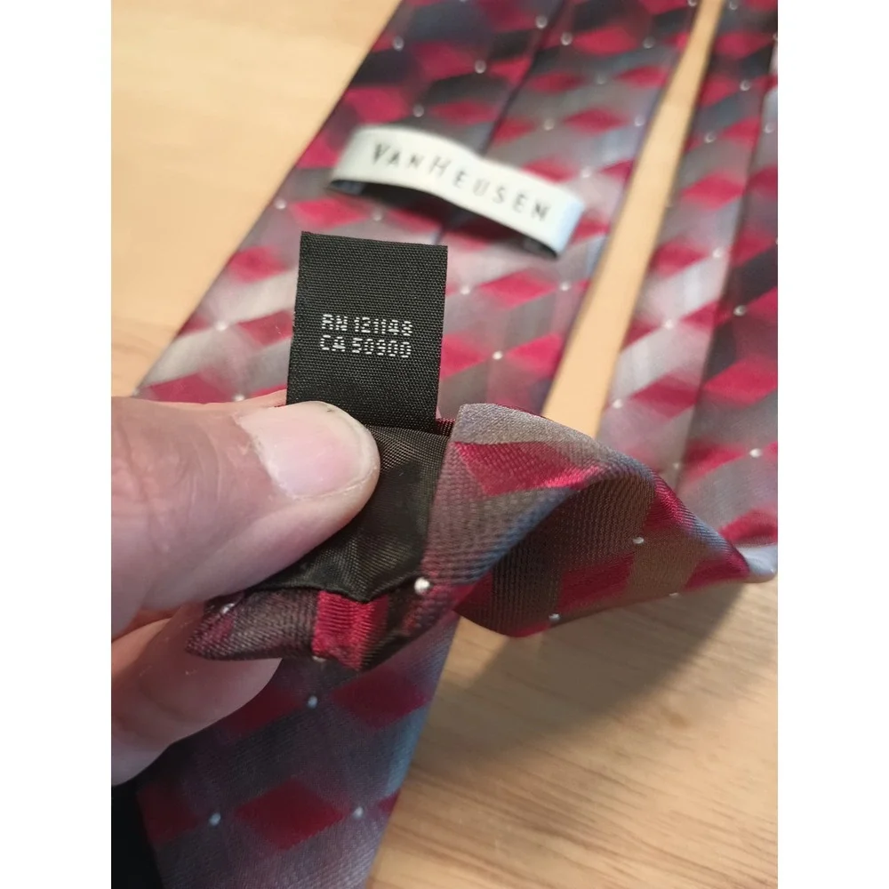 Van Heusen Men's Red Geometric Classic Collection Tie 100% Polyester‎ - Picture 5 of 5